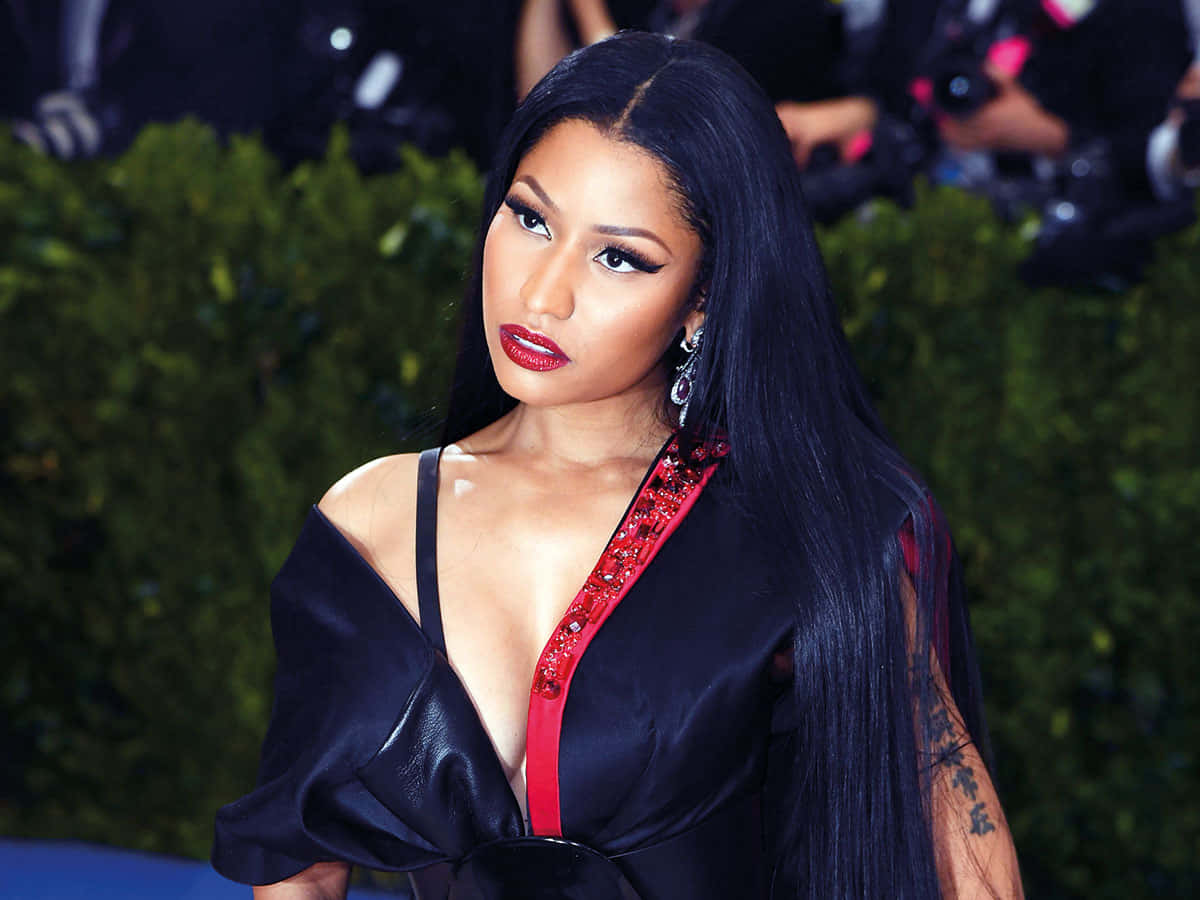 Nicki Minaj Stuns On Stage