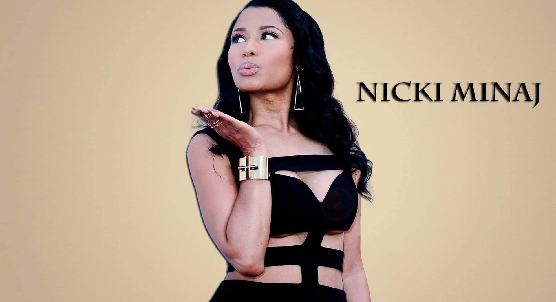 Nickiminaj Assume Una Posa Fiera In Un Outfit Colorato