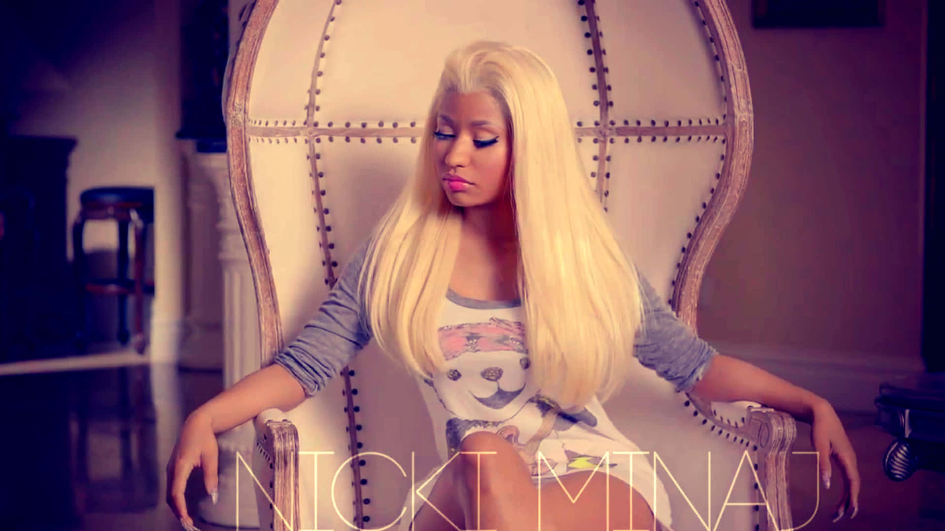 Nickiminaj In Posa Con Un Outfit Colorato.