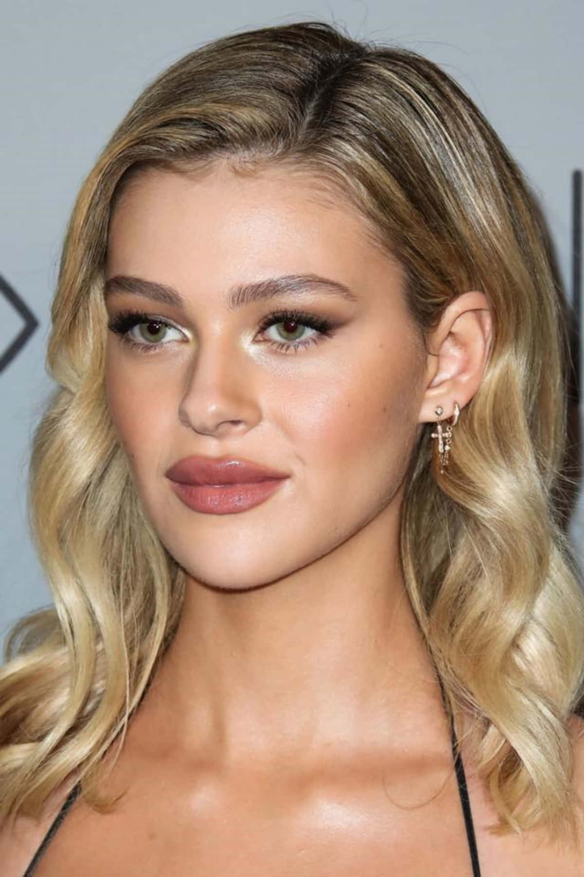 Nicola Peltz Evenement Portret Achtergrond