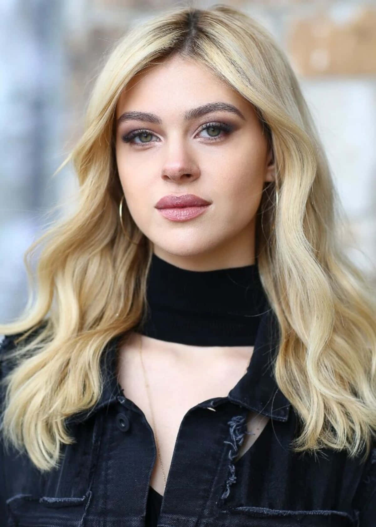 Nicola Peltz Portret Zwarte Top Achtergrond