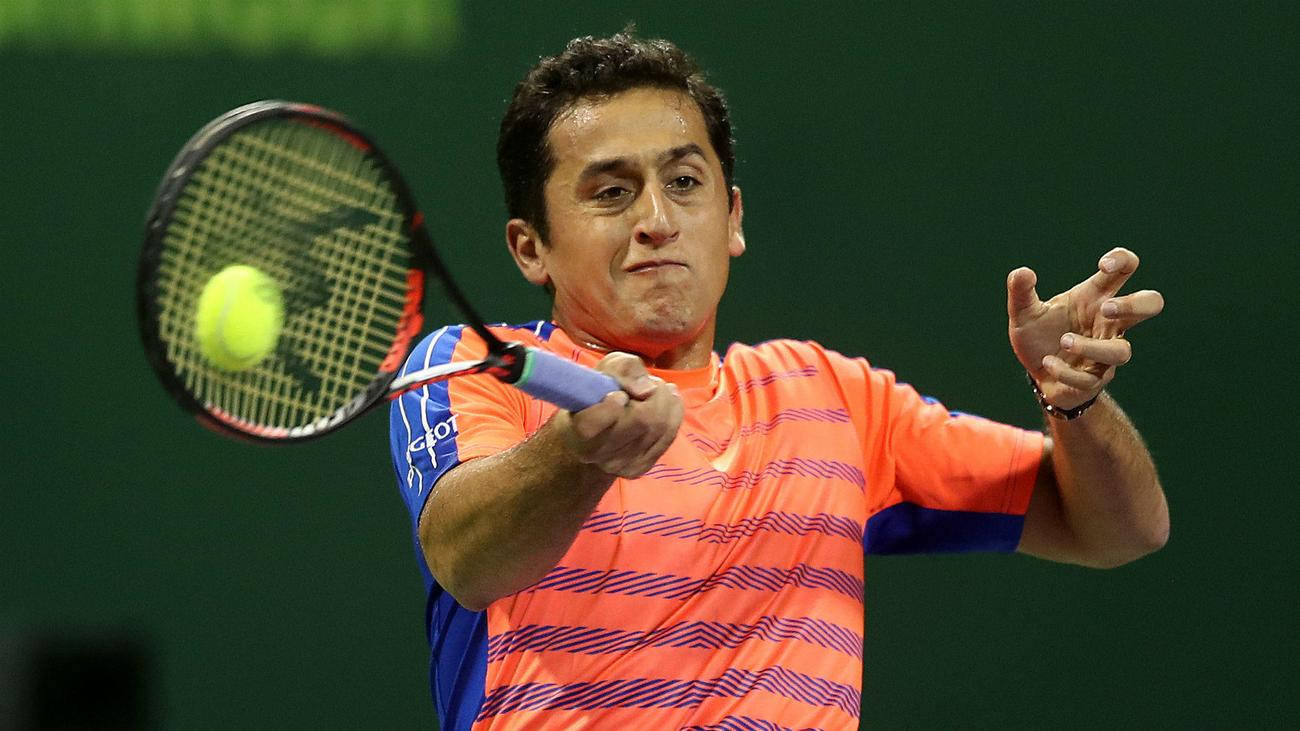 (as A Native Swedish Speaker, I Understand This To Mean A Possible Title Or Description For A Wallpaper Of Nicolas Almagro Playing Tennis, Emphasizing His Skill In Returning The Ball.) Wallpaper