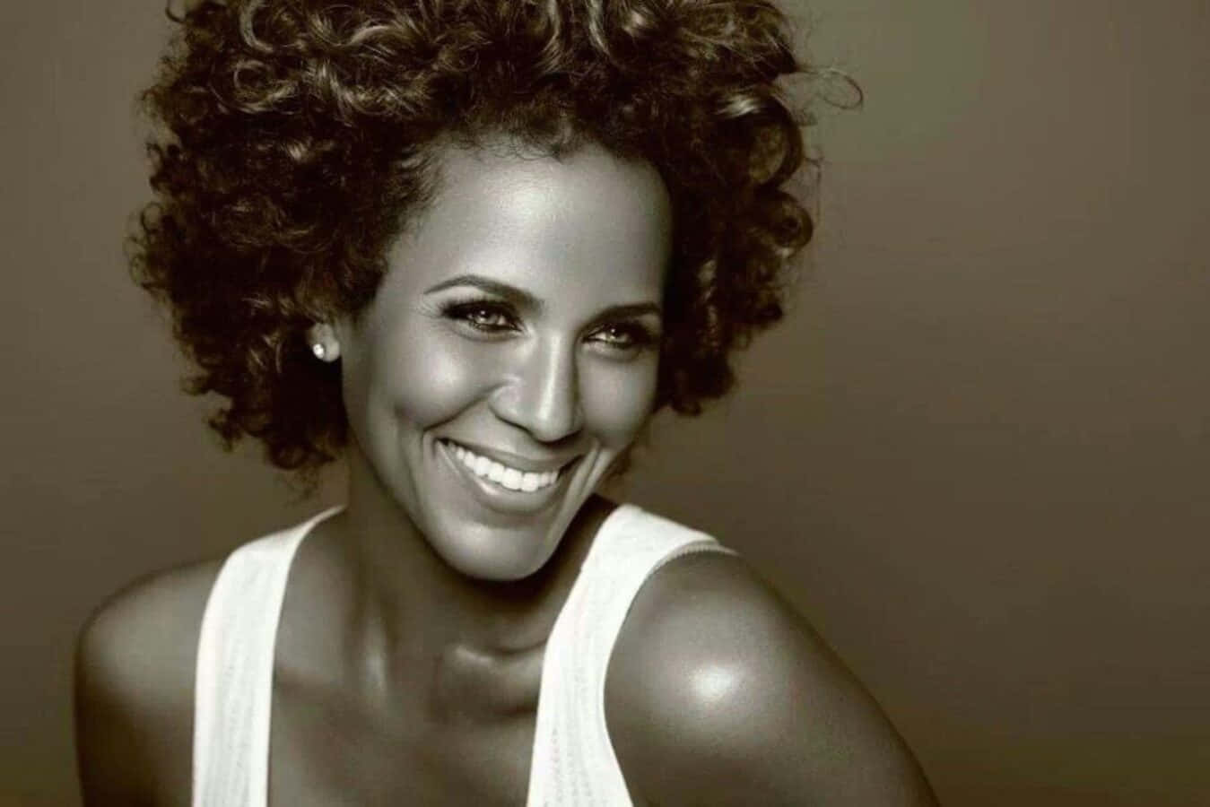 Nicole Ari Parker Smilende Elegant I Et Uformelt Antrekk Bakgrunnsbildet