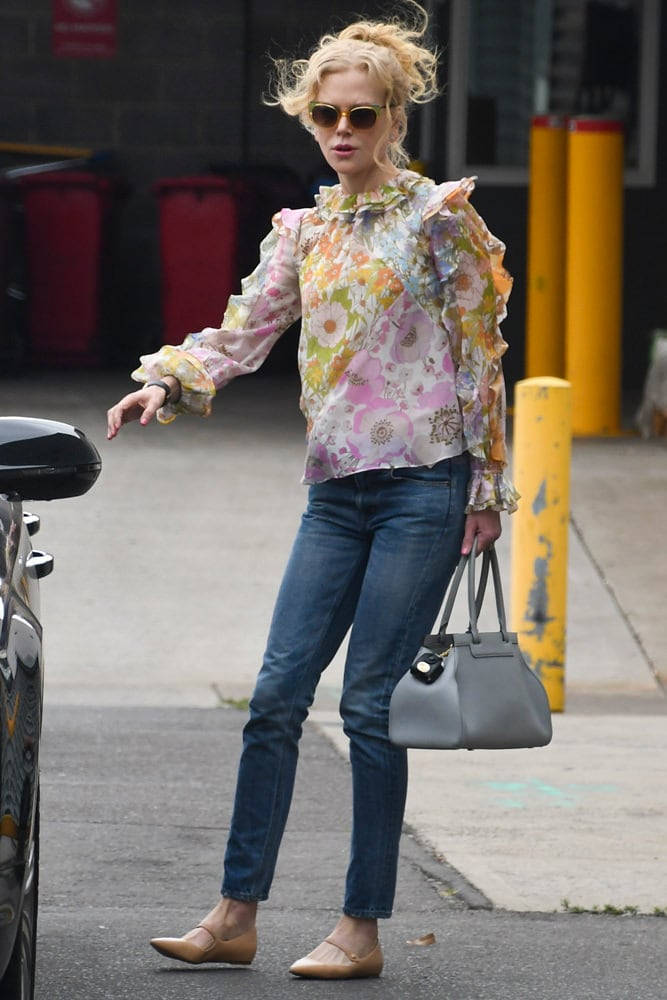 Download Nicole Kidman showing off her Moynat Classic Rejane Bag