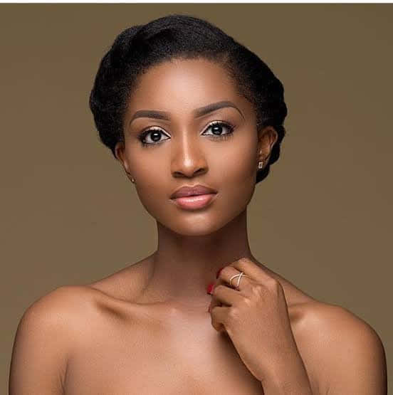 Nigerian Woman Brown Background Wallpaper