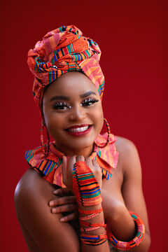 Nigerianskkvinna Med Färgglada Ornament. Wallpaper