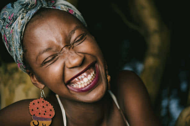 Nigerianskkvinna Ler Lyckligt. Wallpaper