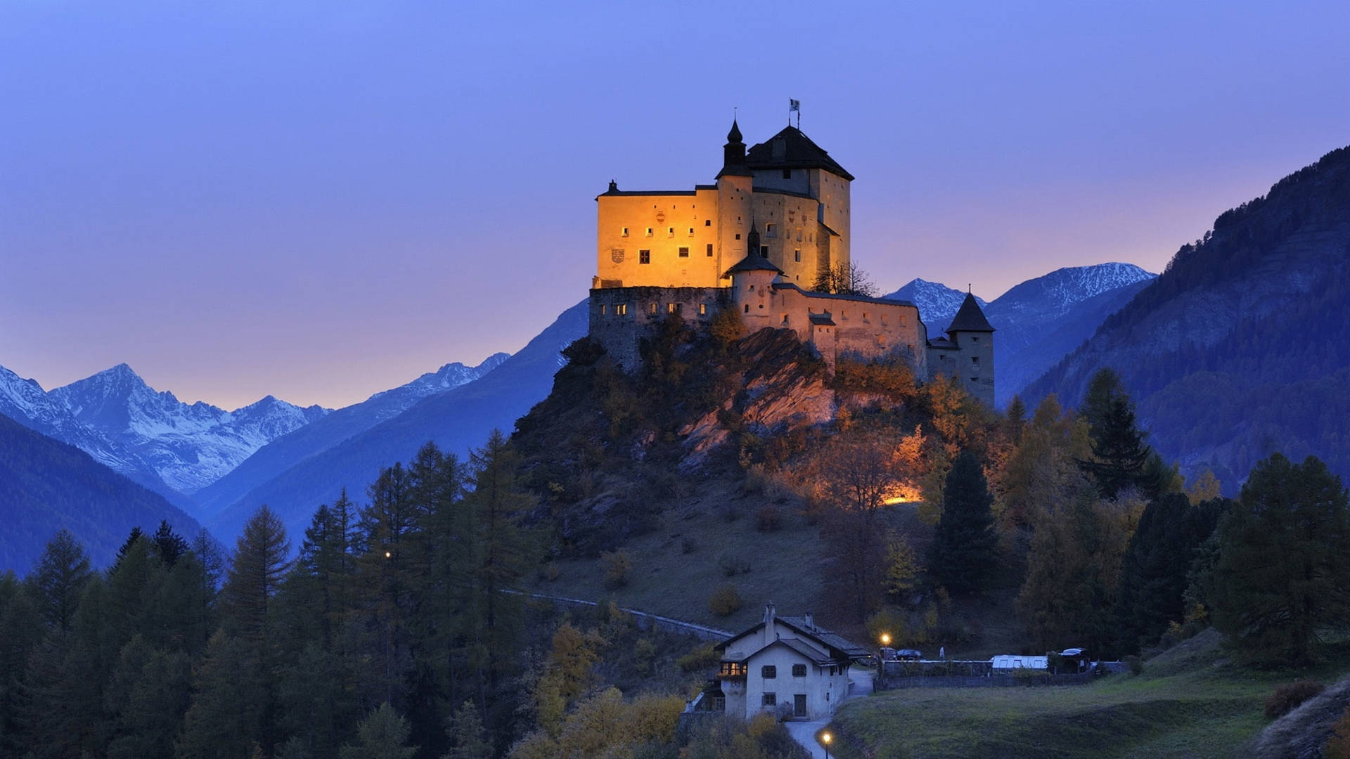 Nocheen El Castillo De Tarasp, Suiza. Fondo de pantalla