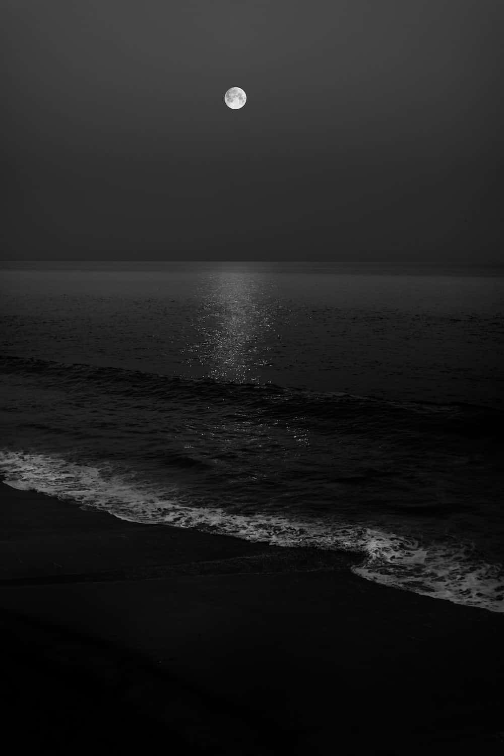 Imagende La Luna En Una Oscura Noche De Playa.