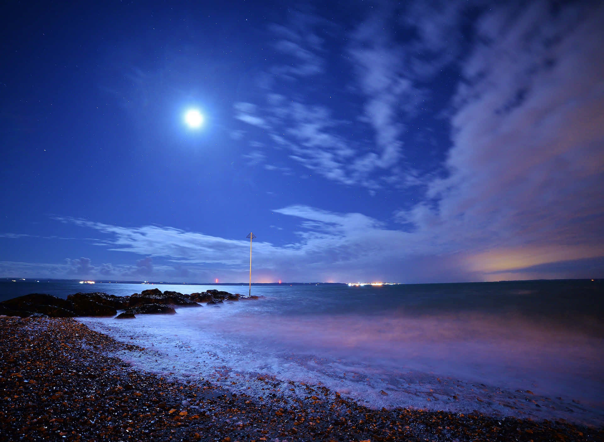 Immaginedi Una Spiaggia Notturna Con Un Cielo Blu Brillante