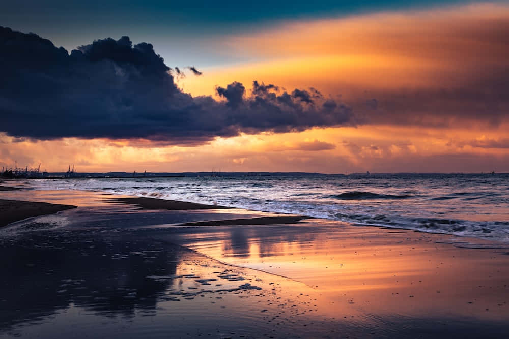 Immaginedi Una Spiaggia Notturna Con Tramonto Arancione.