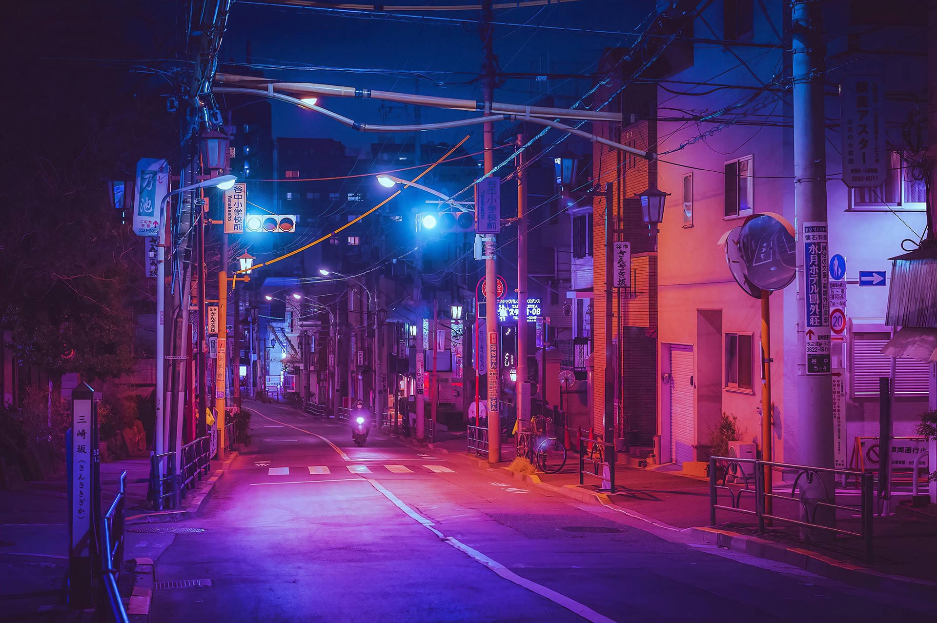 En gade i Tokyo om natten med neonlys Wallpaper