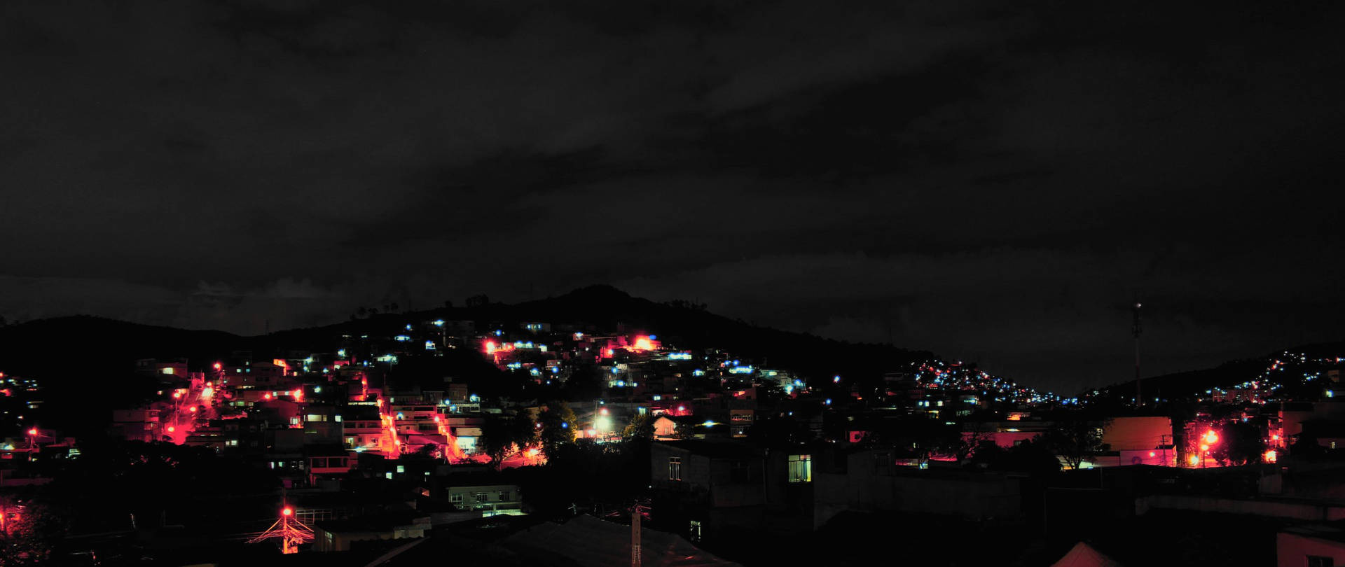 Lucesbrillantes Iluminan La Ciudad Después De Oscurecer. Fondo de pantalla