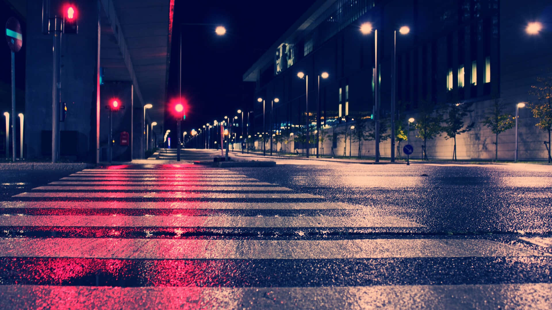 Unastrada Cittadina Di Notte Con Una Luce Rossa