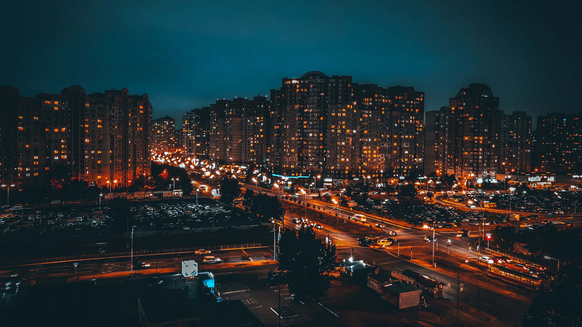 Et luftfoto af de neon- og glitter af Night City
