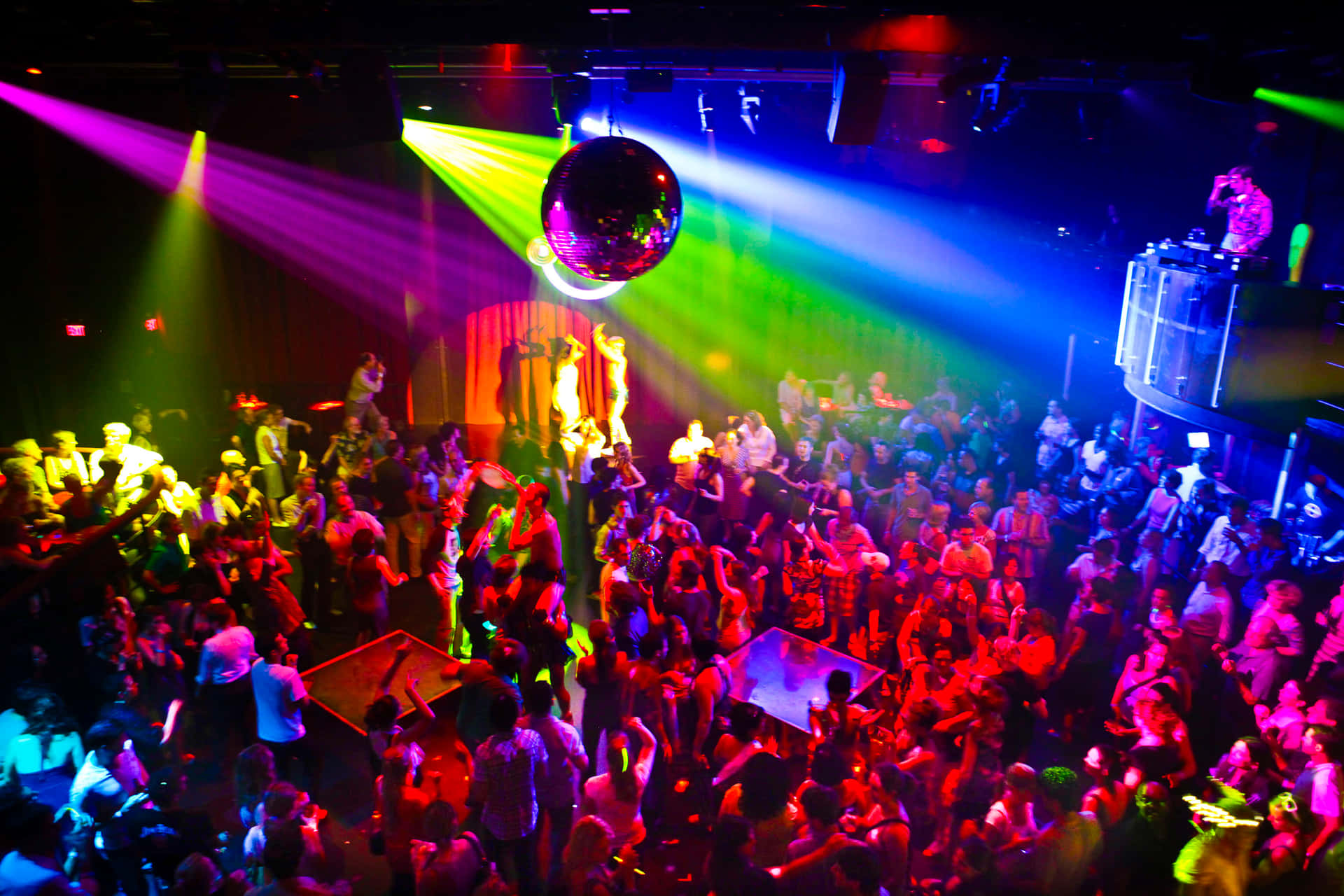Natklubfarvede Disco Billeder af Byen.
