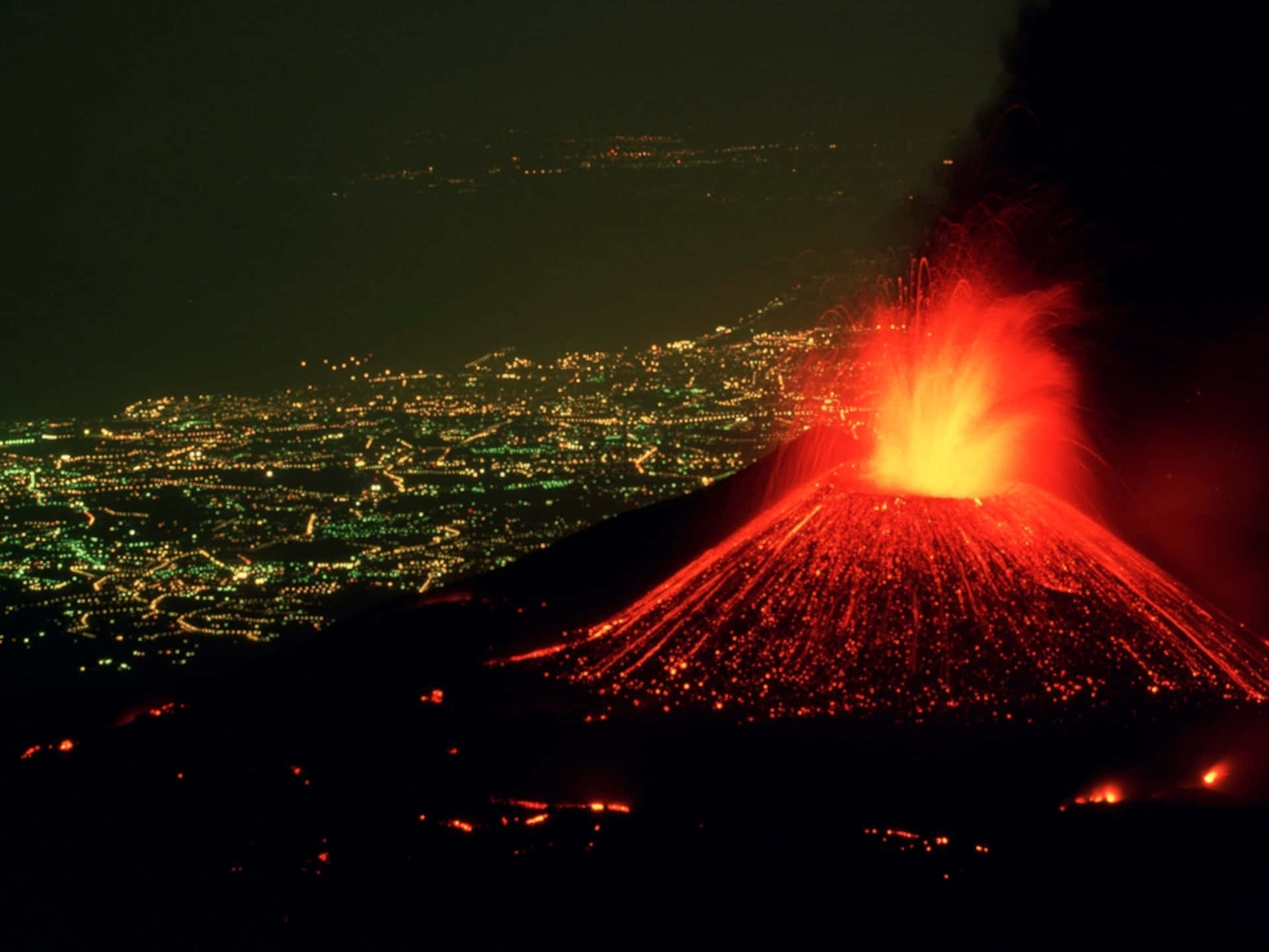 Erupciónnocturna Parque Nacional De Los Volcanes De Hawái Fondo de pantalla