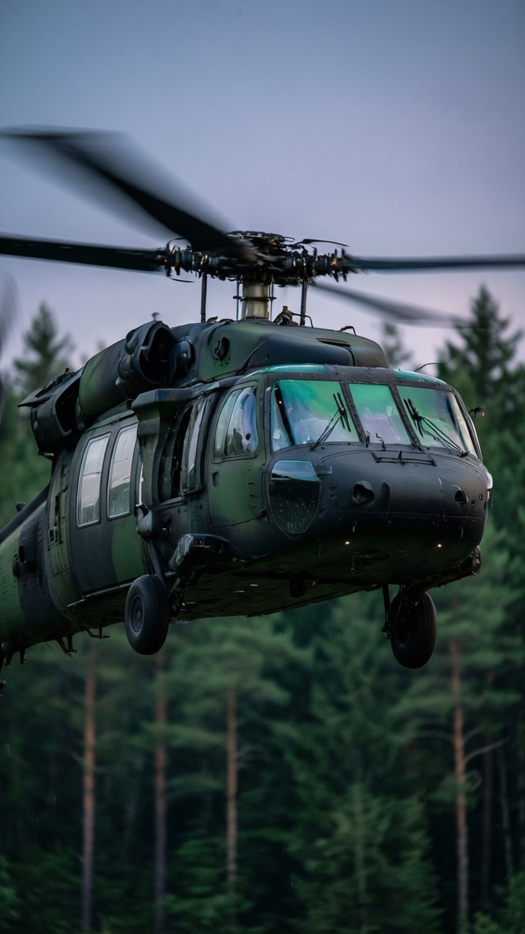 Militärhelikopter flyger lågt över en skog i skymningen.