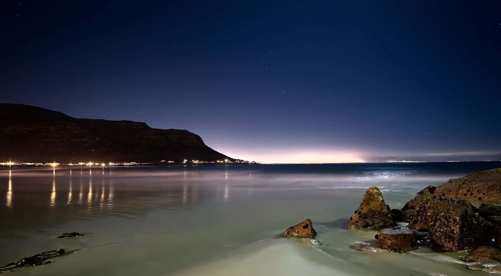 Spiaggiadi Sabbia Bianca Notturna Sfondo Per Desktop In Alta Definizione. Sfondo