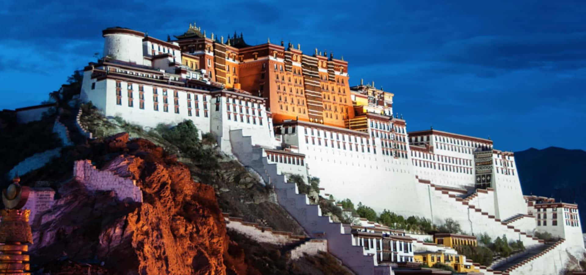 Night In Lhasa's Potala Palace Wallpaper