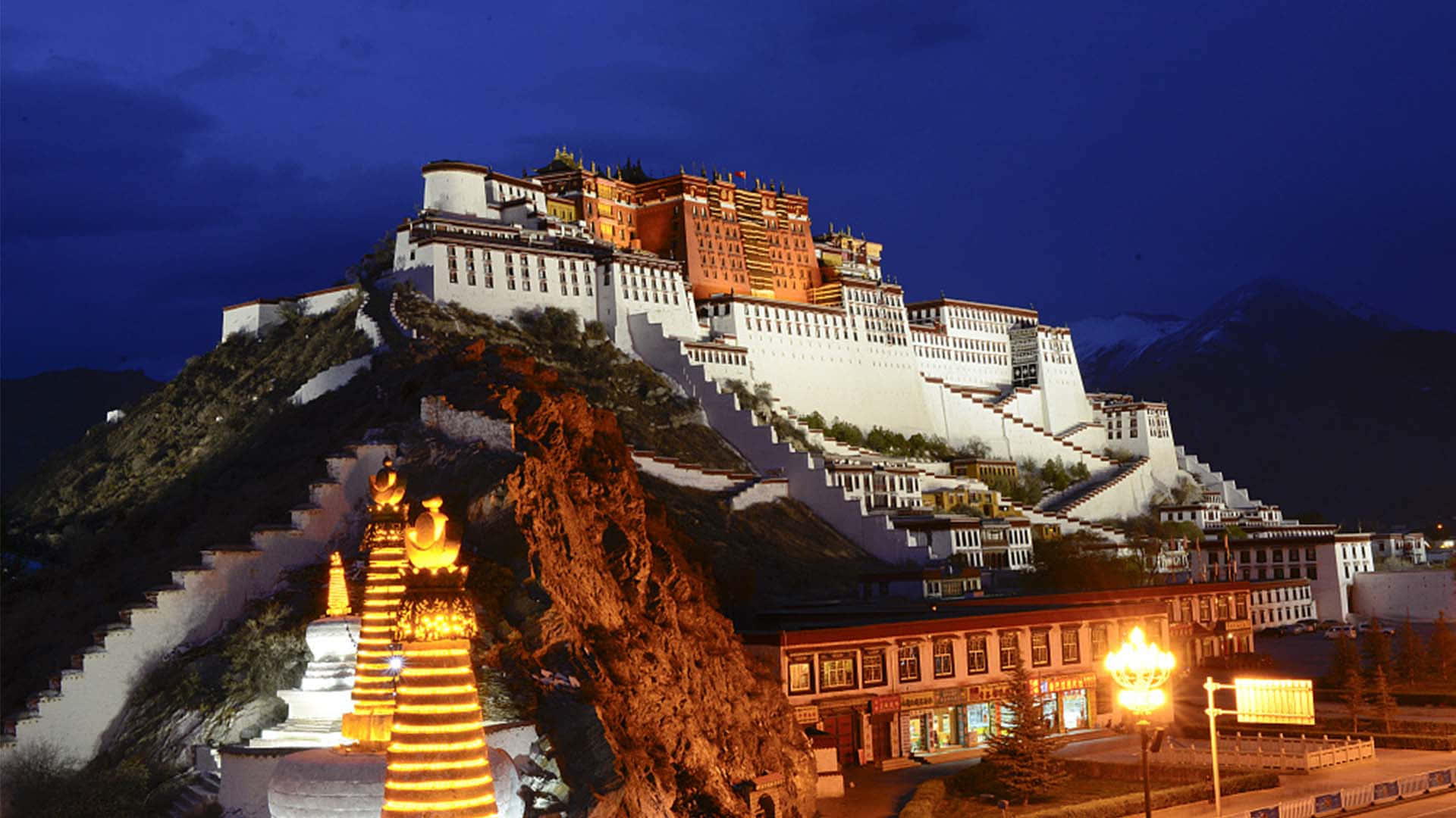 Night In Potala Palace In Lhasa Wallpaper