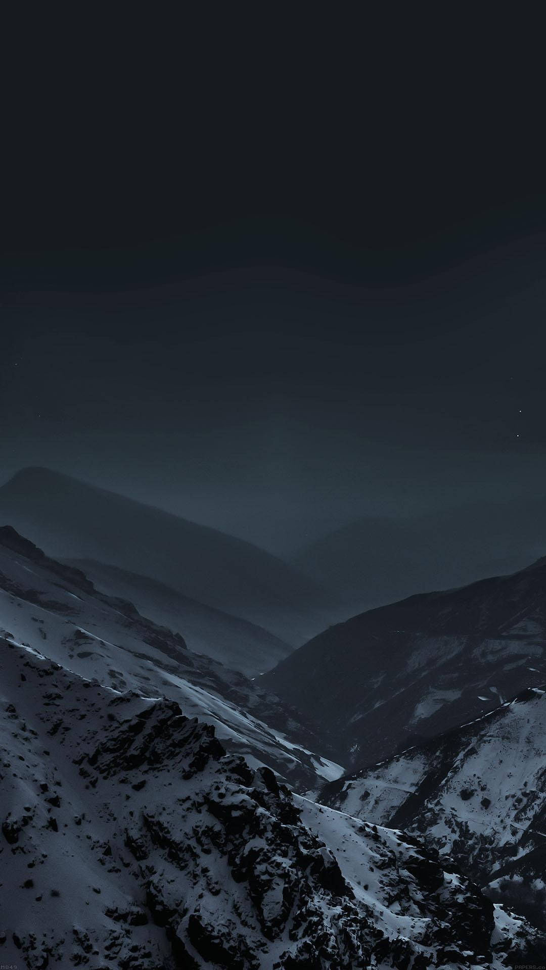 En fredfyldt nat omgivet af bjerglandskaber. Wallpaper
