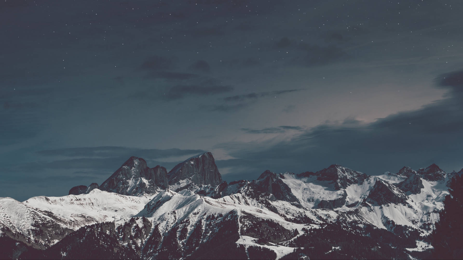 Eingebirgszug Mit Schneebedeckten Bergen Und Einem Sternenklaren Himmel. Wallpaper