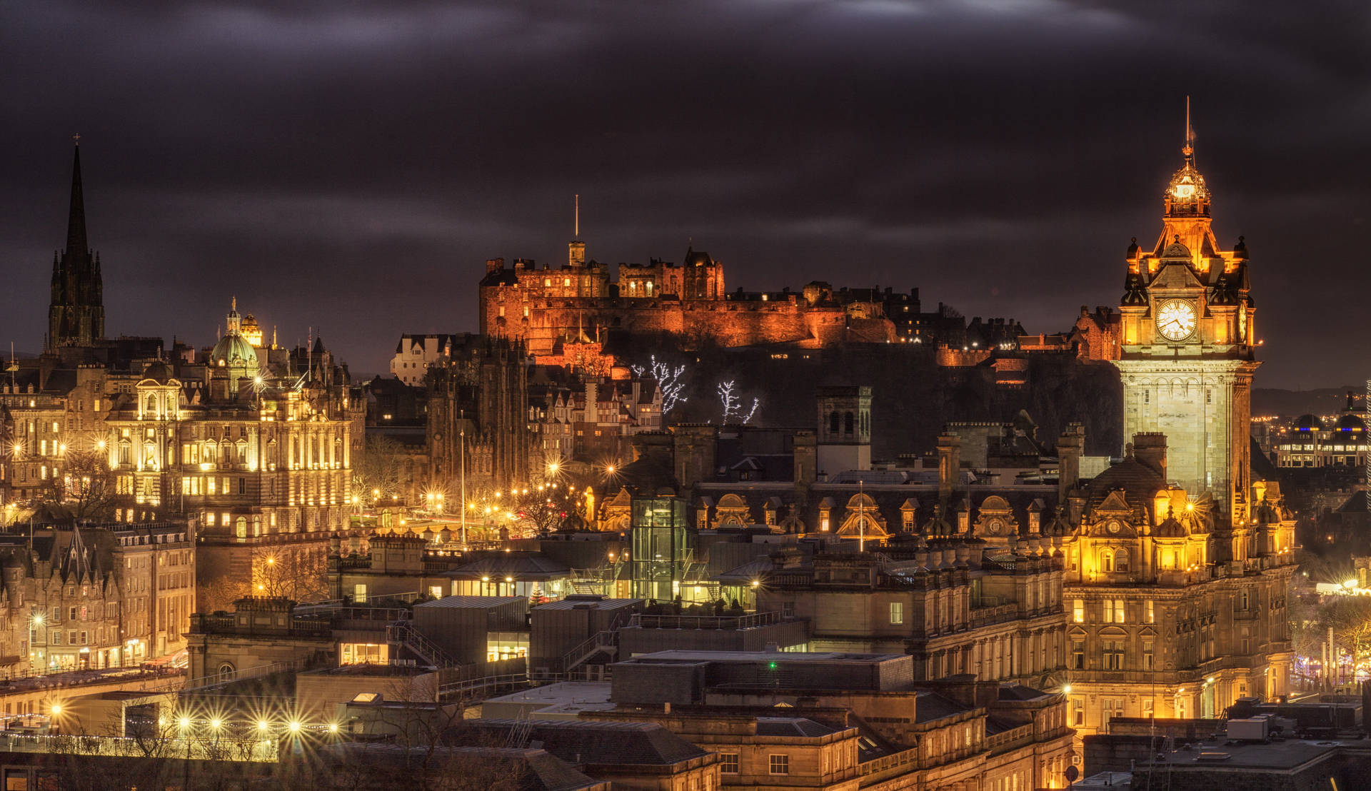 Night Scene At Edinburgh Castle Wallpaper