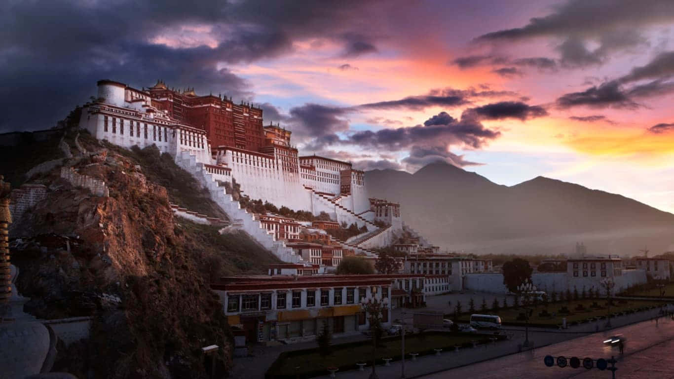 Night Scene In Potala Palace In Lhasa Wallpaper
