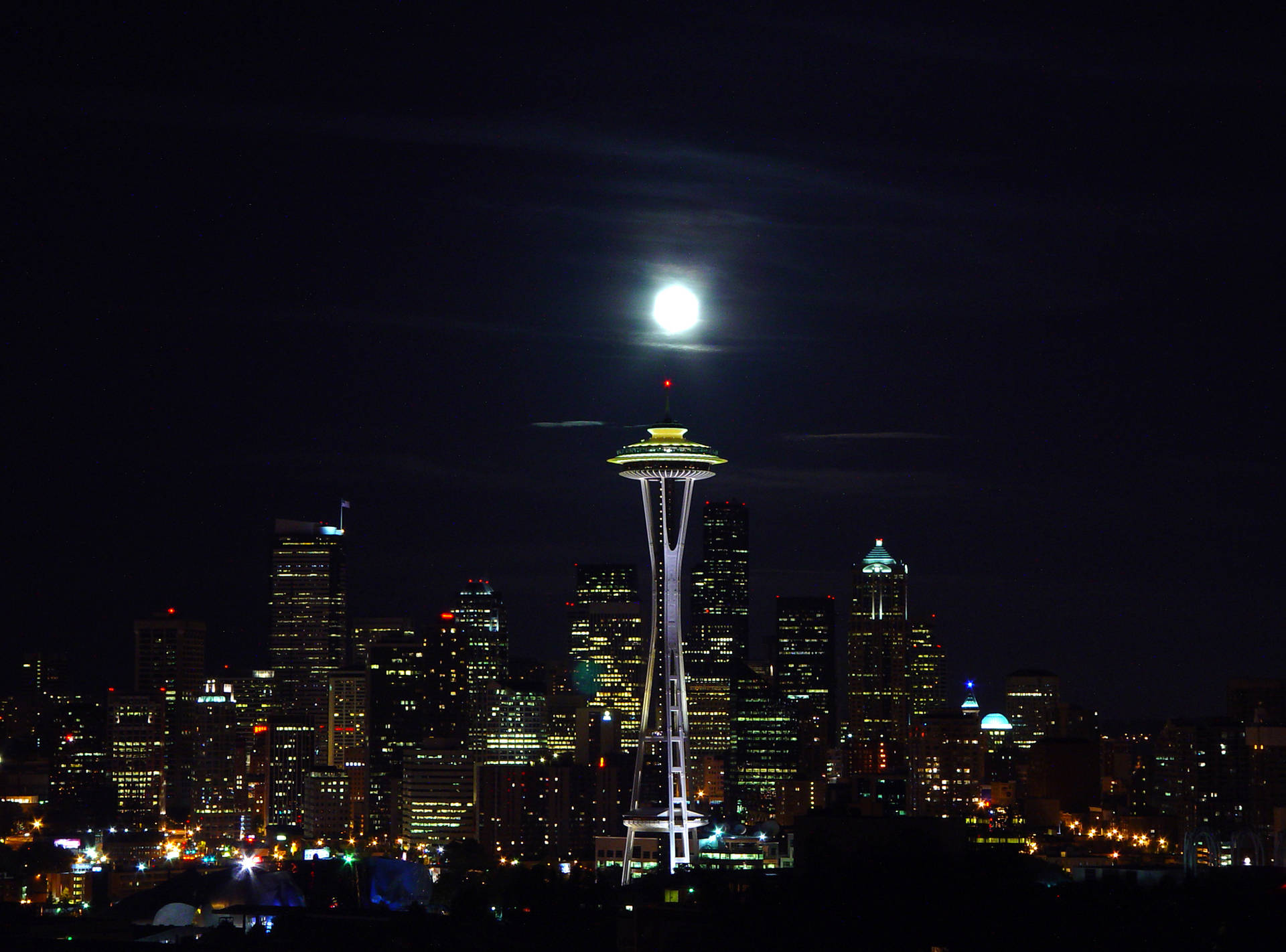 Fondode Pantalla De La Noche En El Horizonte De Seattle Con La Space Needle. Fondo de pantalla