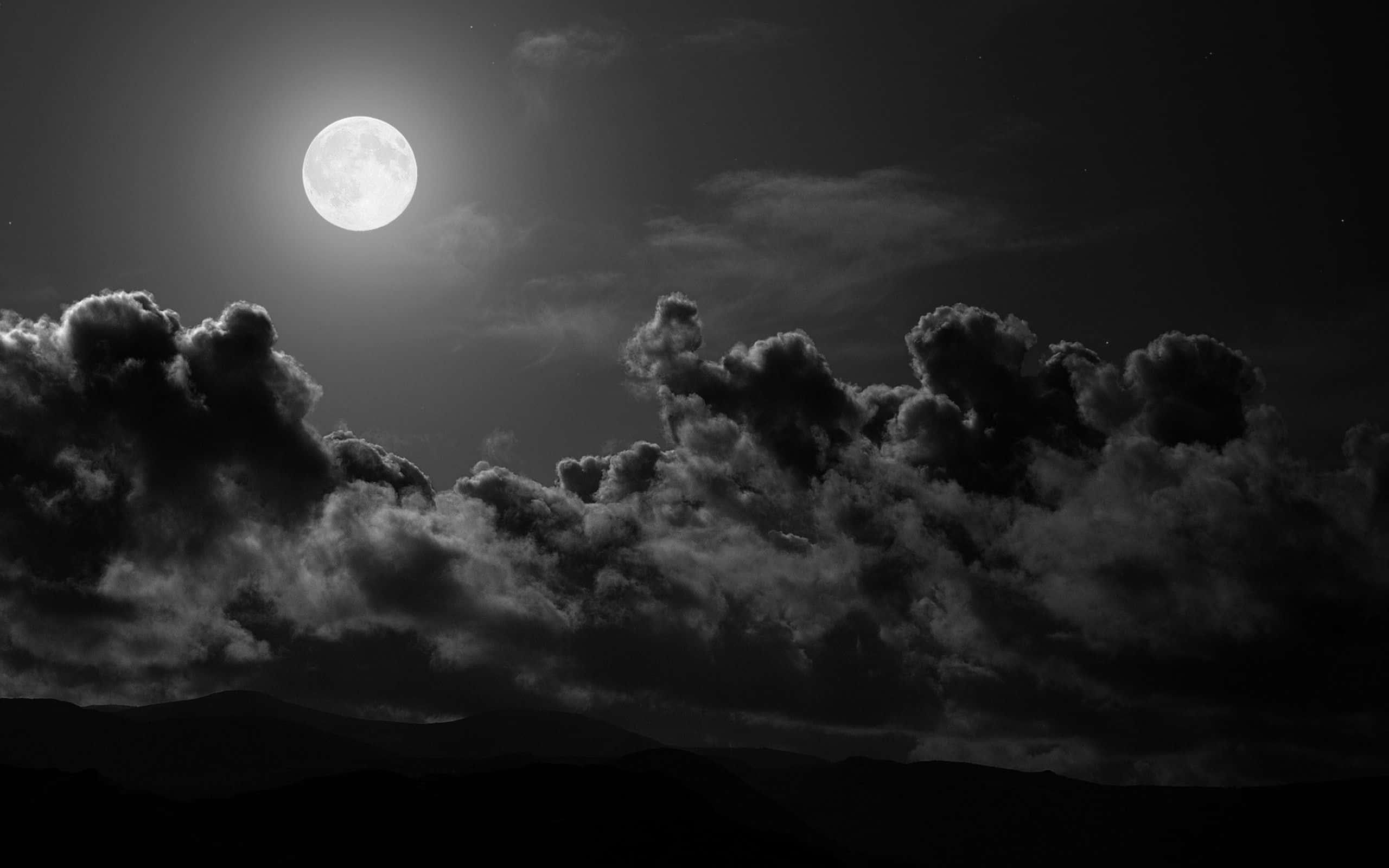 Imagenen Blanco Y Negro De La Luna En El Cielo Nocturno.