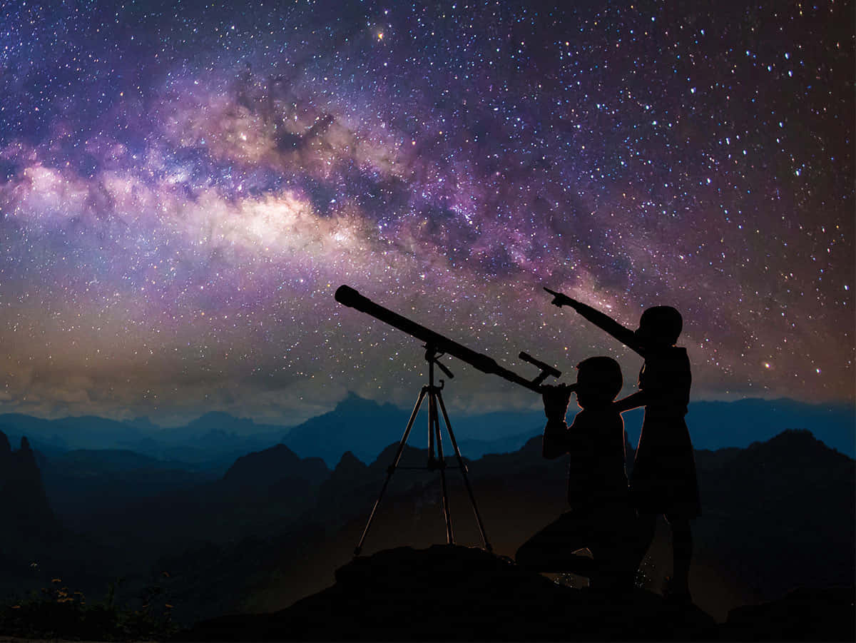 Tvåpersoner Som Tittar På Stjärnorna Med Teleskop