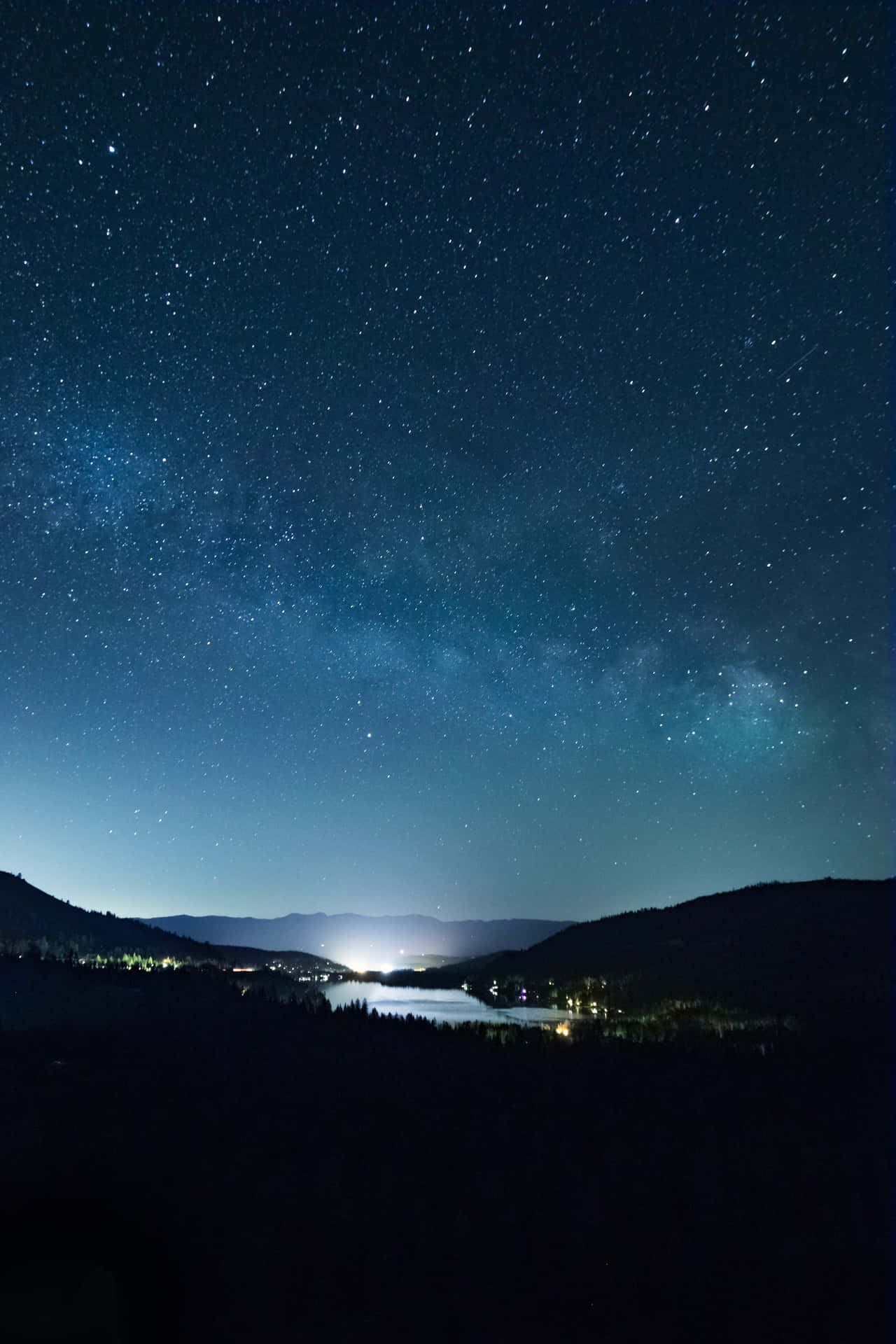 Umcéu Noturno Com Estrelas E A Via Láctea Sobre Um Lago