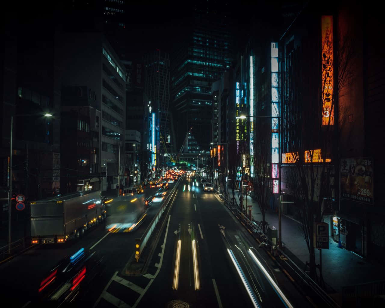 Unatranquilla Notte In Una Strada Del Centro Con Le Luci Della Città Che Illuminano L'atmosfera