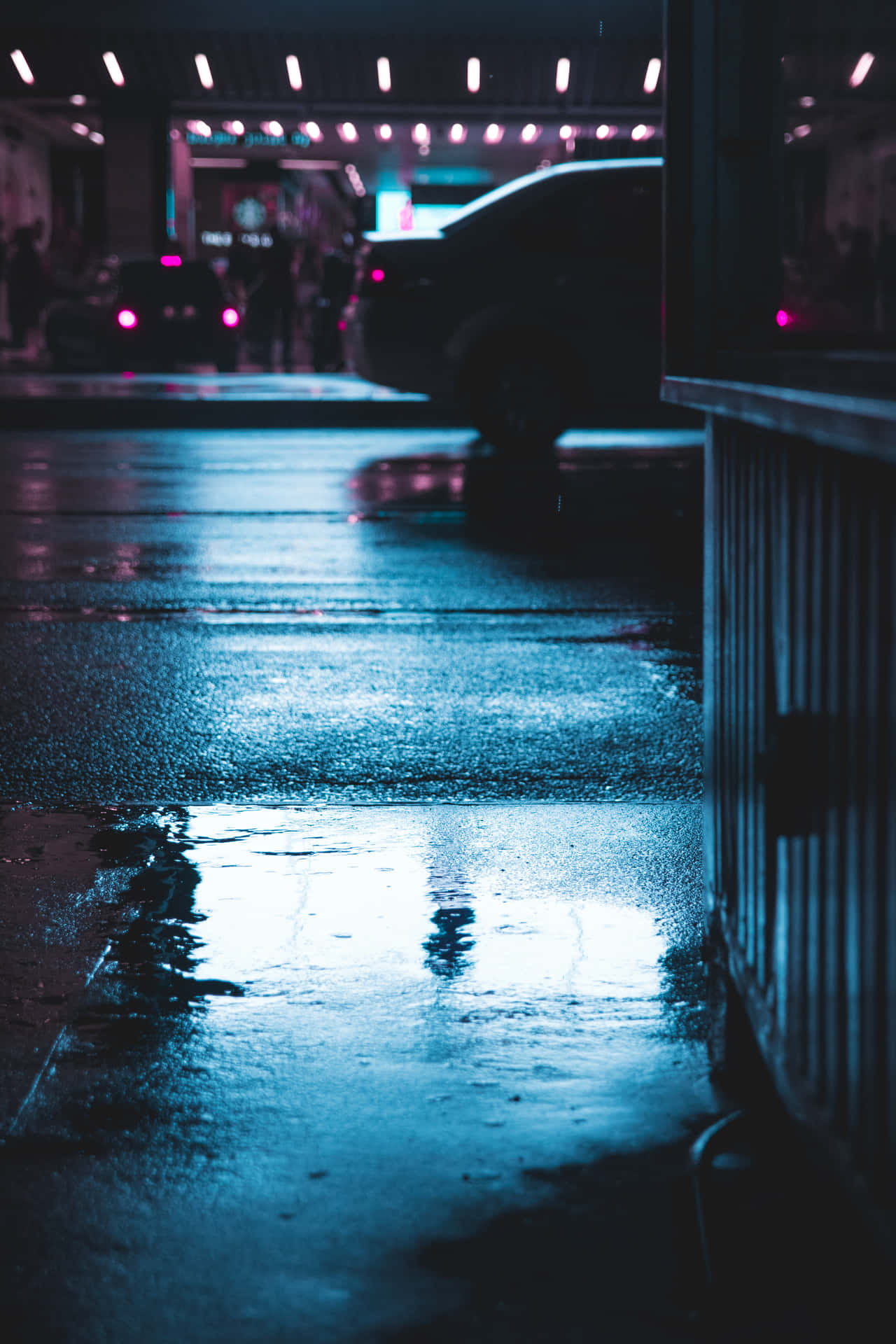 En bil kører ned ad en gade om natten. Wallpaper
