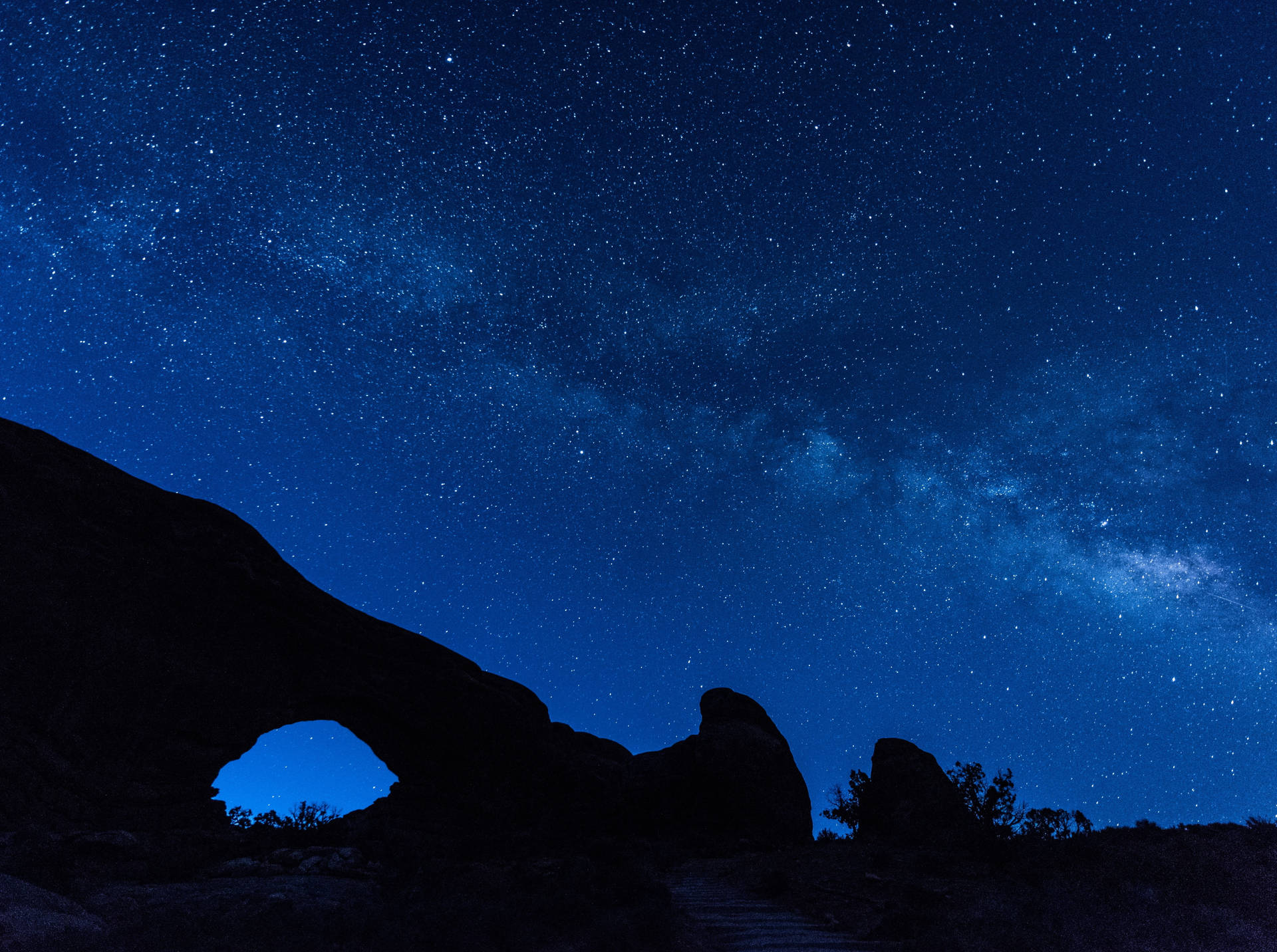 Illuminated Night Sky Above Arches National Park Wallpaper