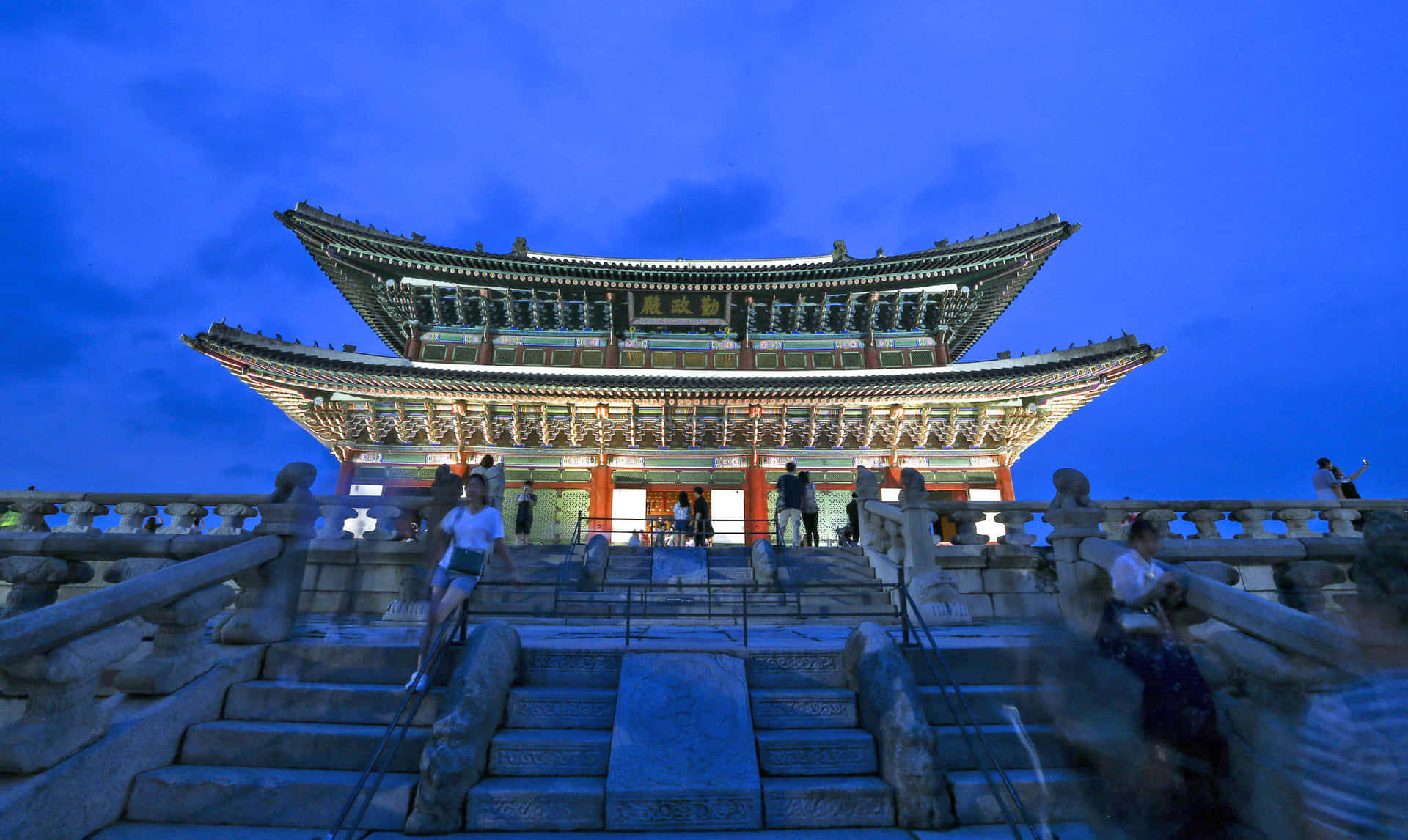 Night Tourists At Gyeongbokgung Palace Picture