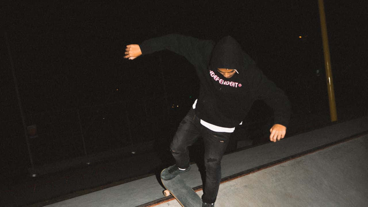 Nighttime Skateboarder Grunge Aesthetic Wallpaper
