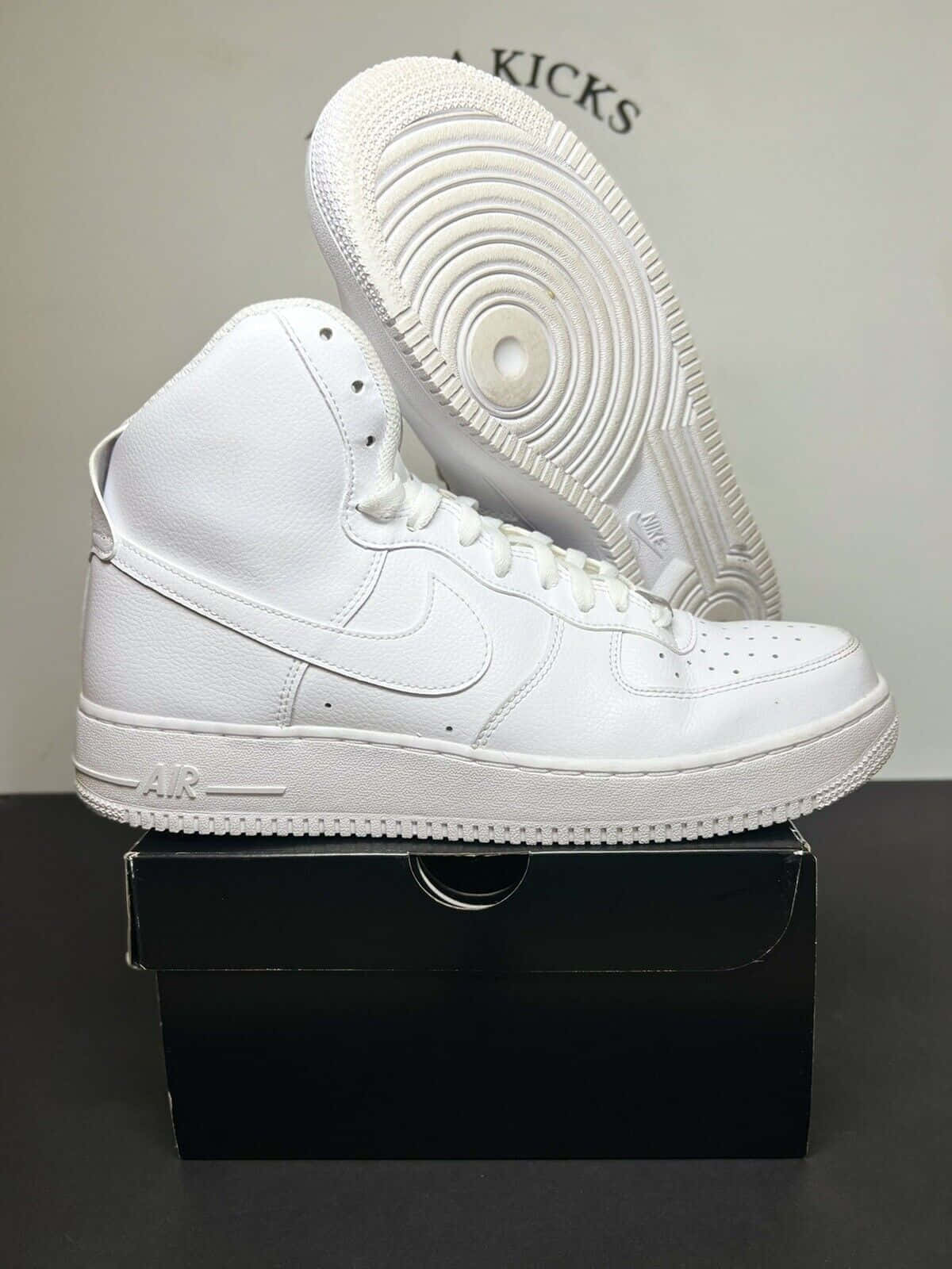 Imagemdo Nike Air Force 1 Em Branco, Com Uma Forma Elevada.