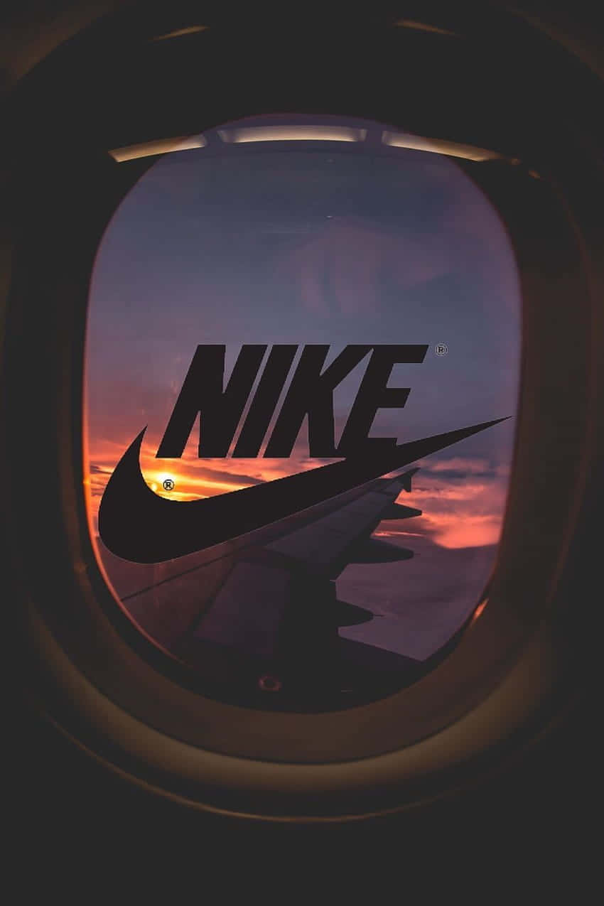 Nikelogotypen I Fönstret På Ett Flygplan Wallpaper