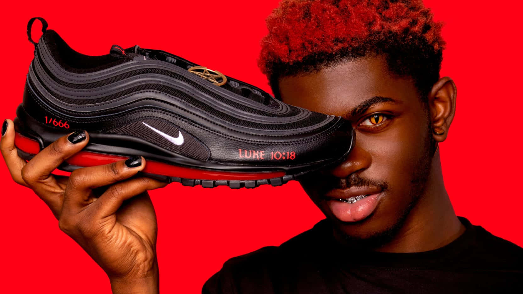 En mand holder en sort Nike Air Max 97 op