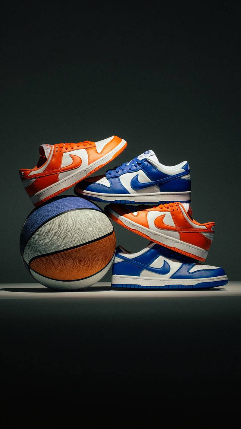 Orange og blå Nike sko Dunk mønster Wallpaper