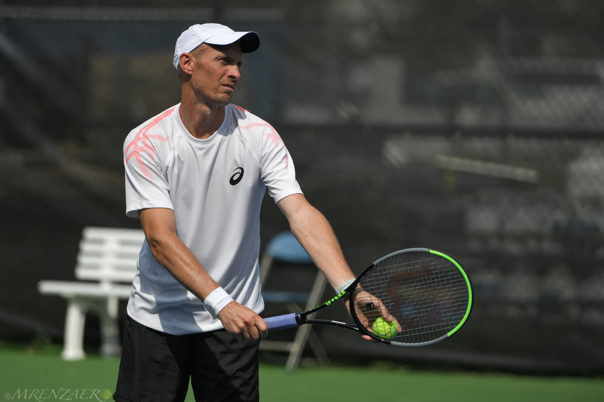 Campionatodi Tennis: Nikolay Davydenko Si Prepara Per Il Servizio Sfondo