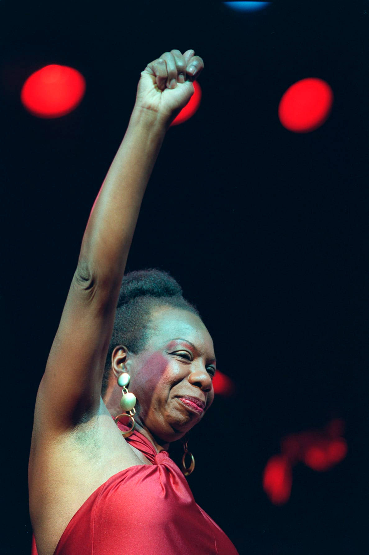 Nina Simone Activist Proud Raising Arm Wallpaper