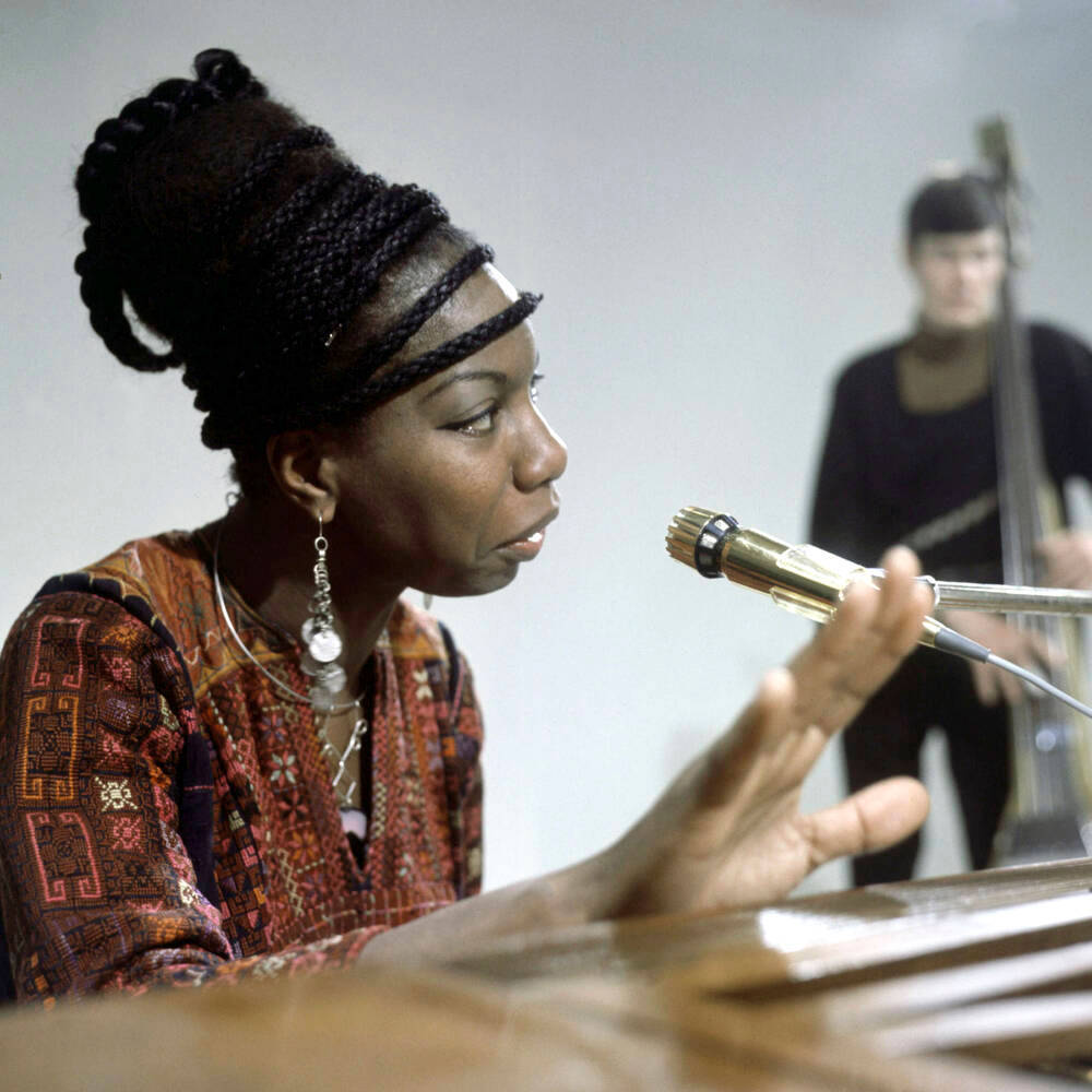 Få Nina Simone spille piano band 1967. Wallpaper