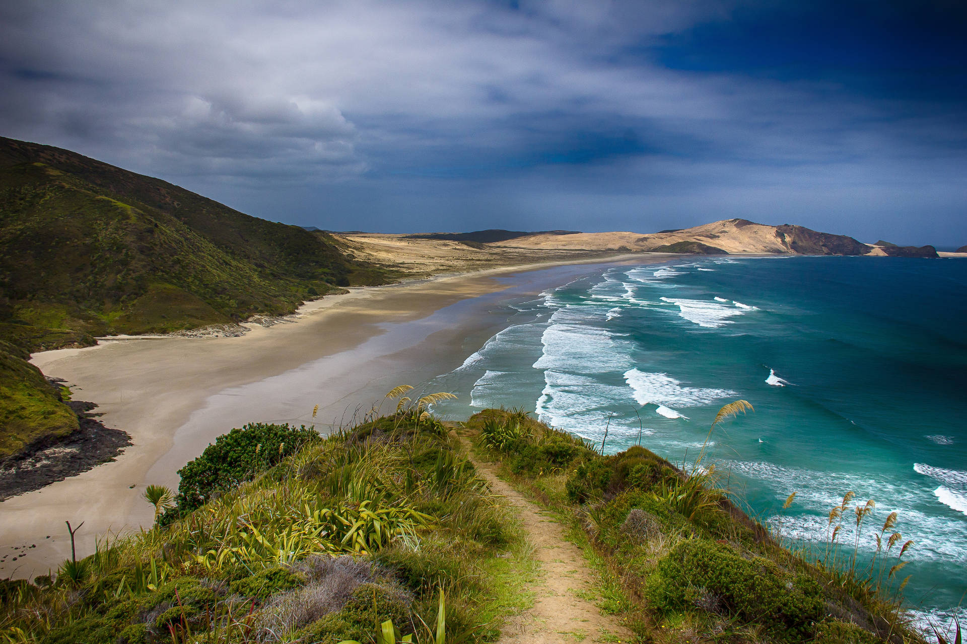 Scenic beauty of the Ninety Mile Beach in New Zealand Wallpaper