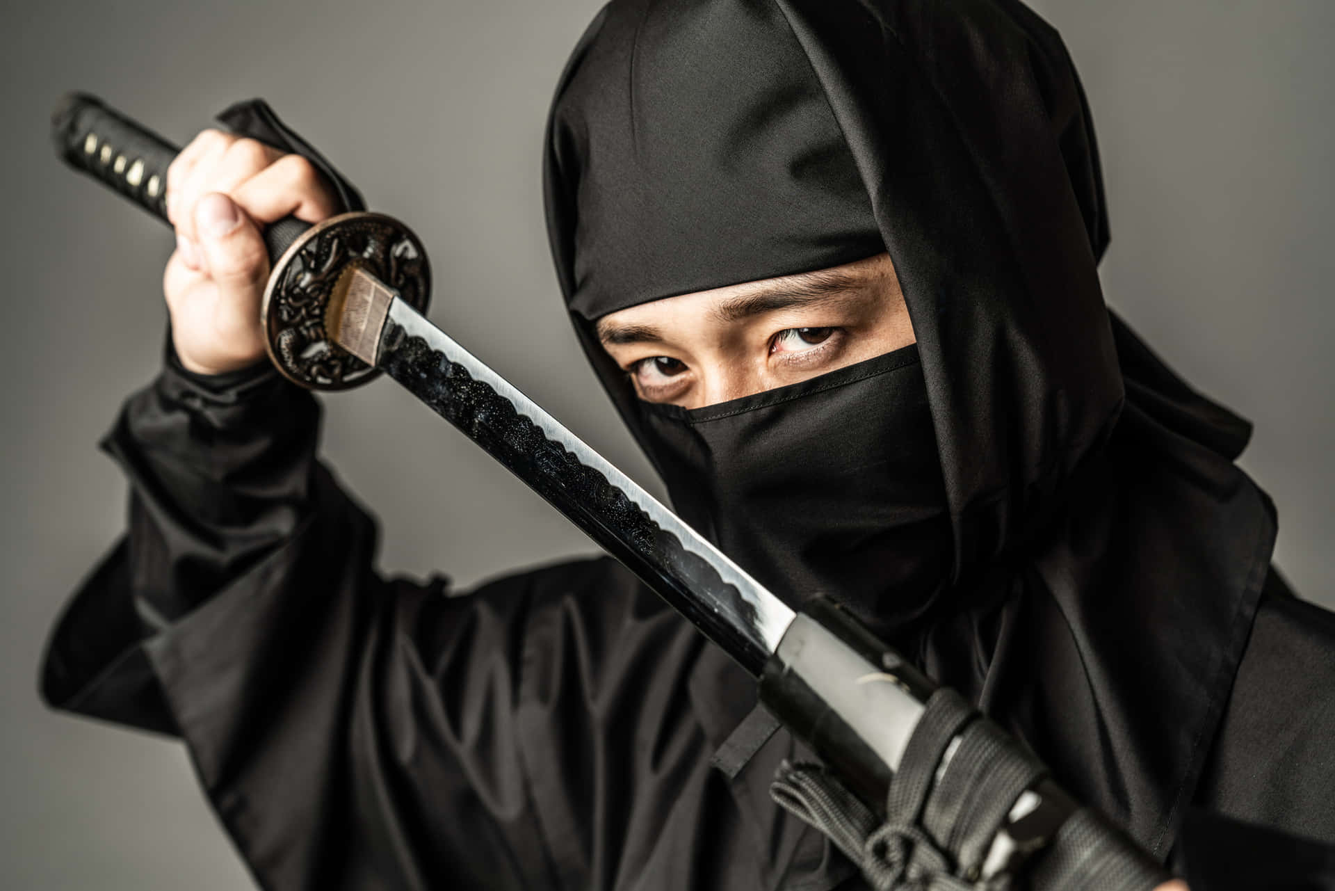 Ensvartklädd Ninja Som Håller Ett Svärd