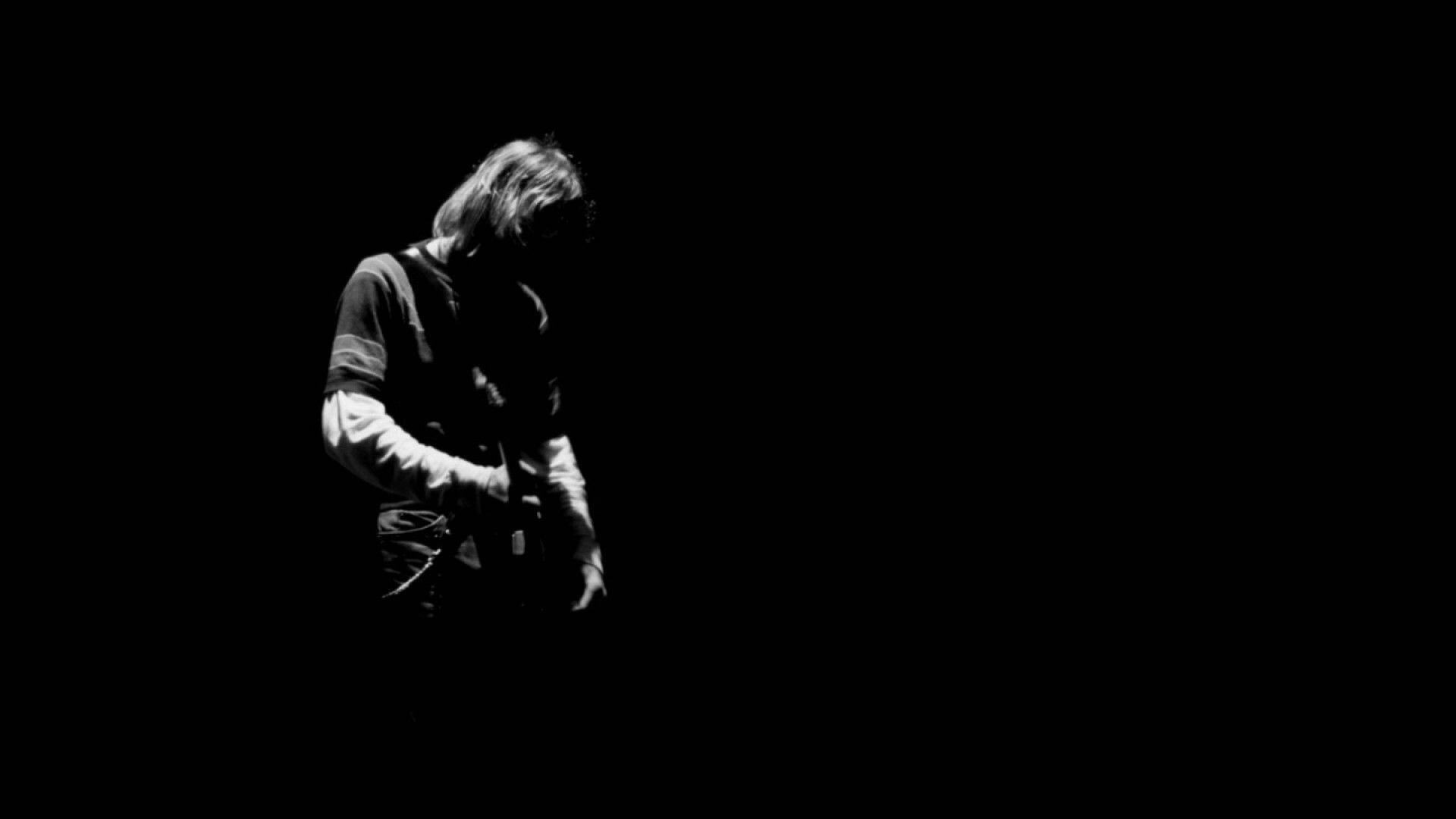 Nirvanakurt Cobain Spielt Gitarre Wallpaper