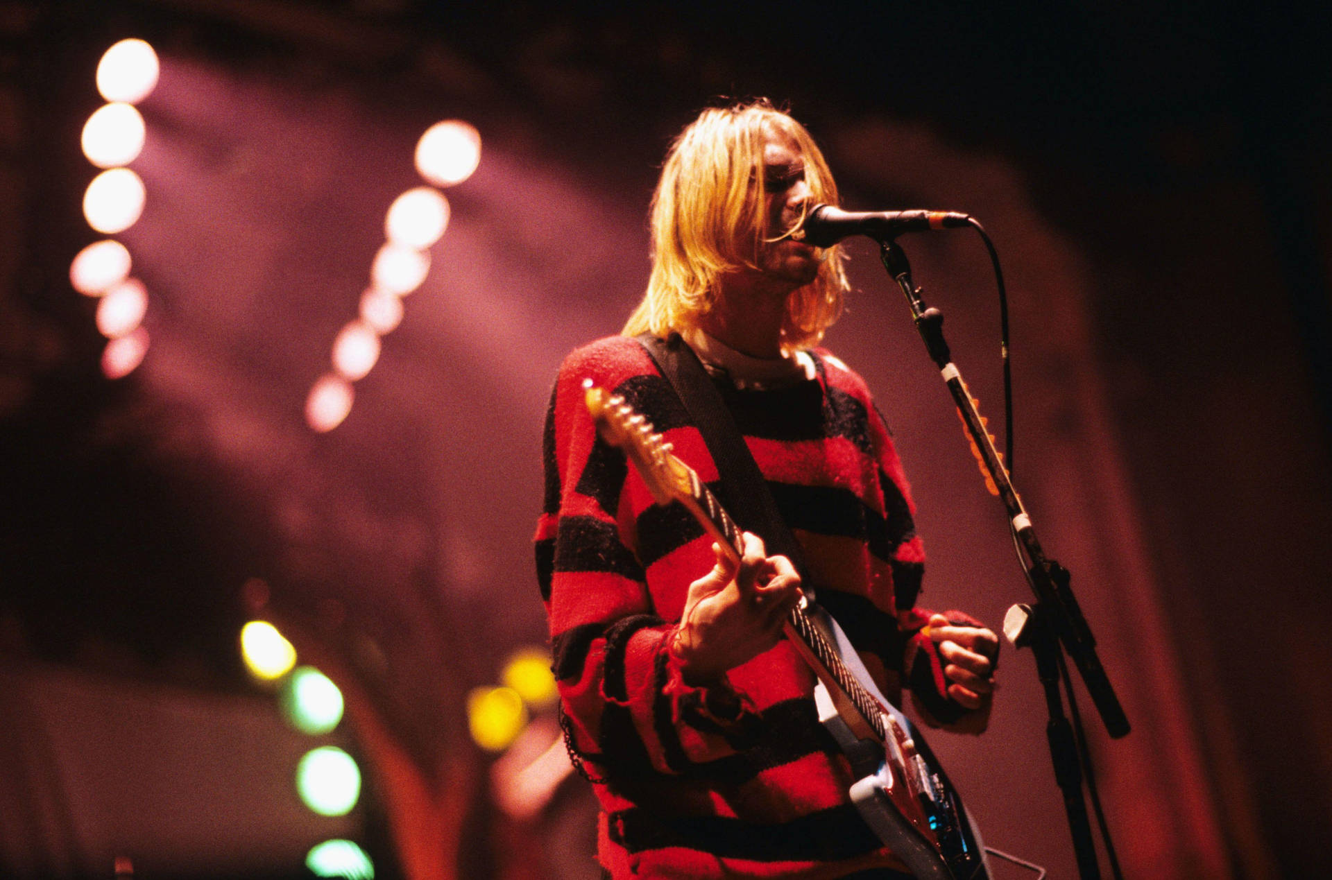 Nirvana Member Kurt Singing Wallpaper