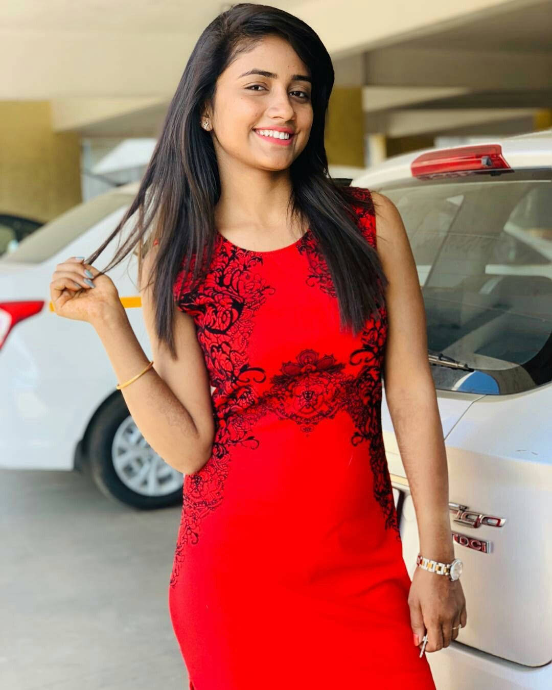Nisha Guragain iført en rød kjole. Wallpaper
